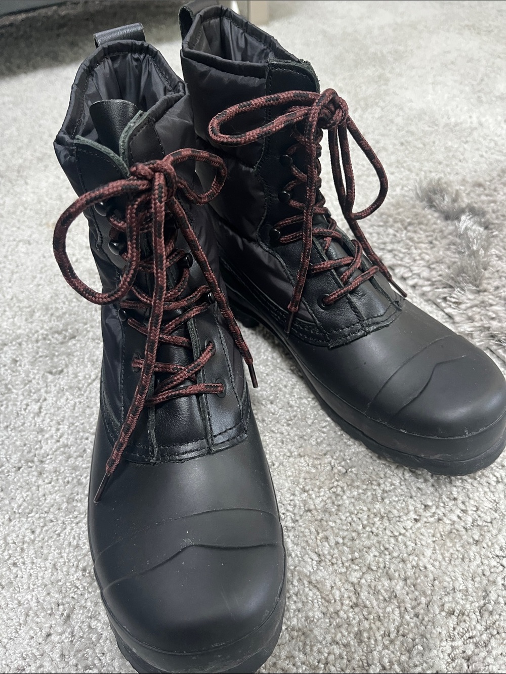 Hunter Black Lace-Up Insulated Boots with Red-Brown Laces